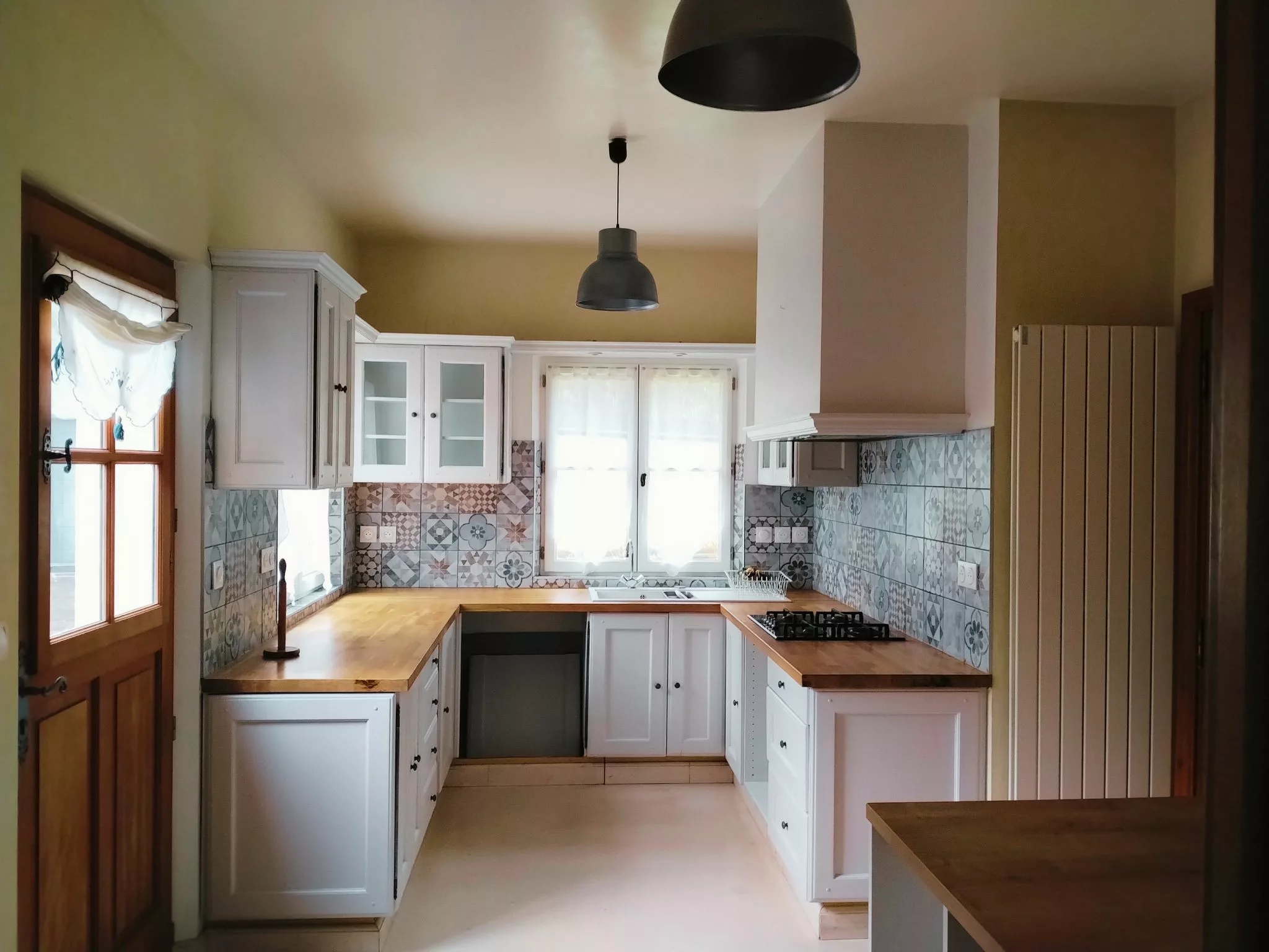 Cuisine aménagée avec accès extérieur dans maison familiale à vendre à Héricy