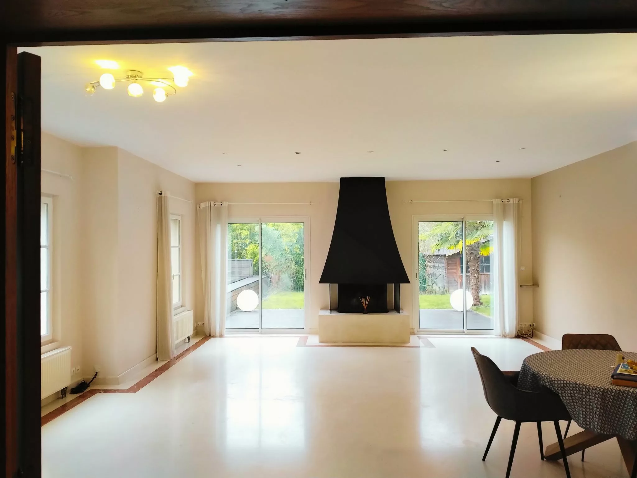 Séjour lumineux de 56 m² avec cheminée dans maison familiale à vendre à Héricy Description :