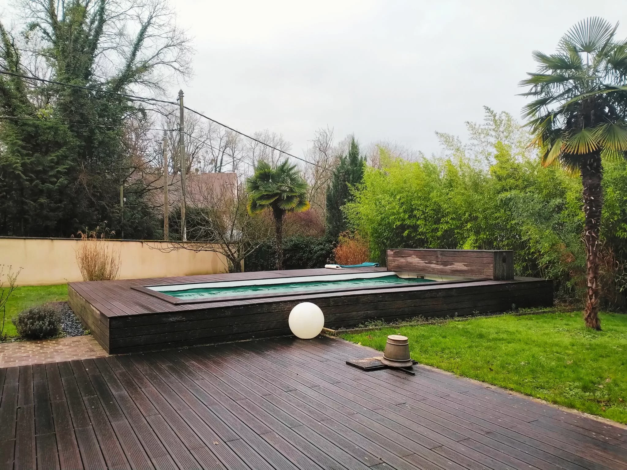 Jardin paysager avec piscine semi-enterrée dans maison familiale à vendre à Héricy