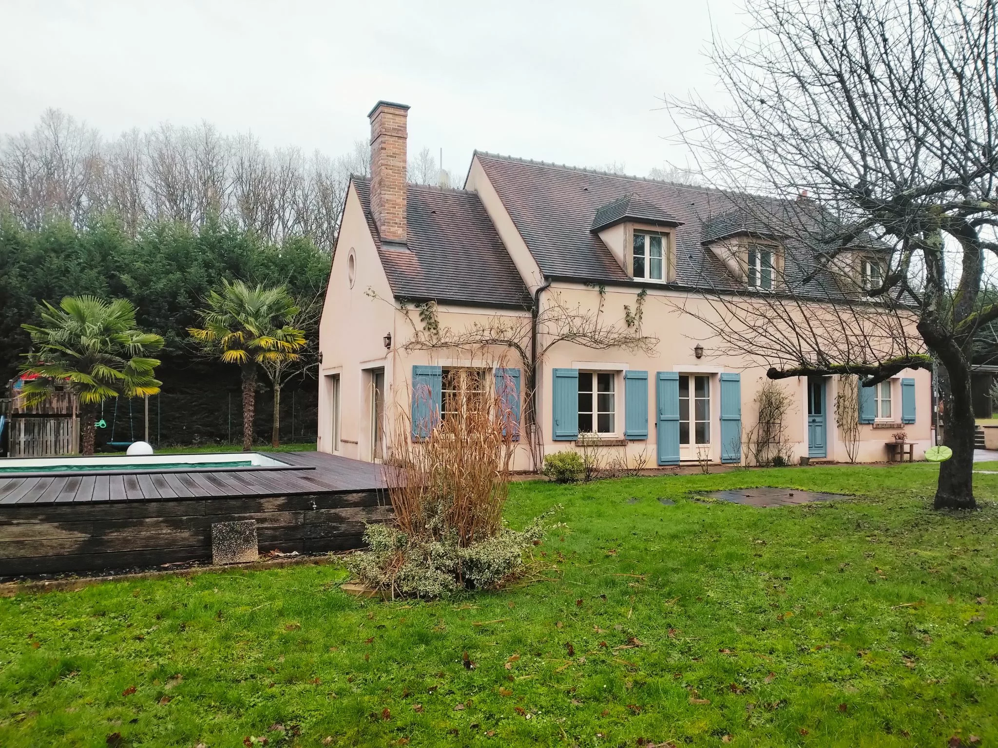 Façade d’une maison familiale à vendre à Héricy avec grand jardin arboré et environnement calme