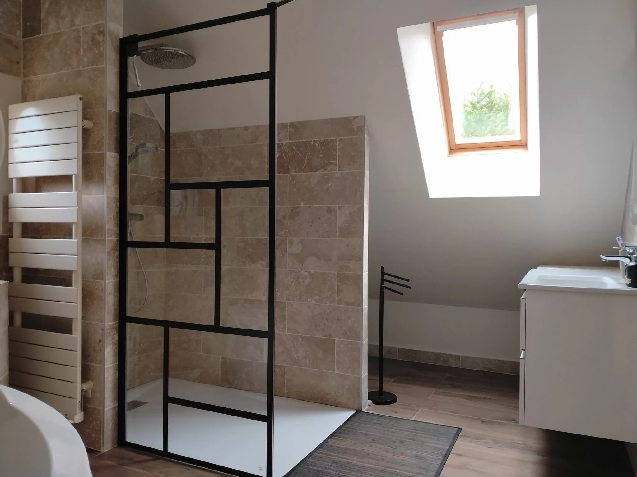 Salle de bains parentale avec baignoire et douche dans maison familiale à vendre à Héricy