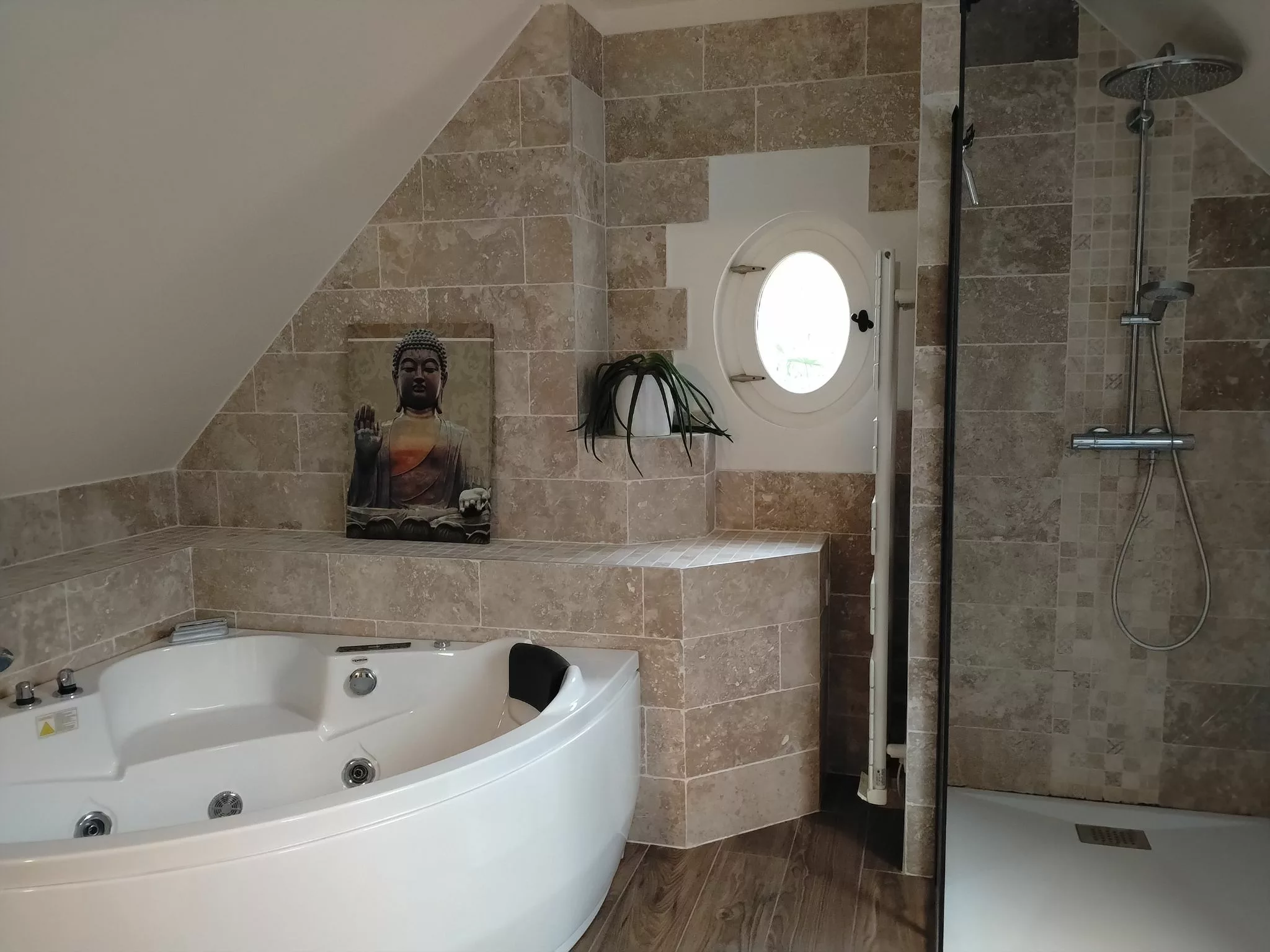 Salle de bains parentale avec baignoire et douche dans maison familiale à vendre à Héricy