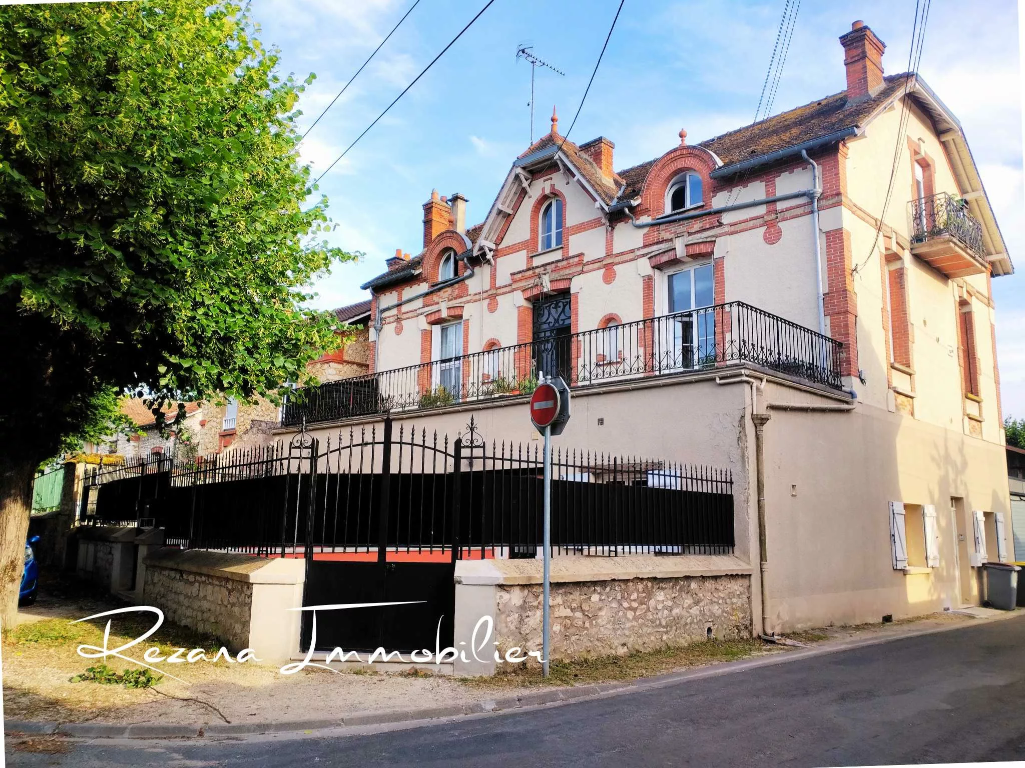 Façade de la maison bourgeoise où se situe l'appartement à HERICY