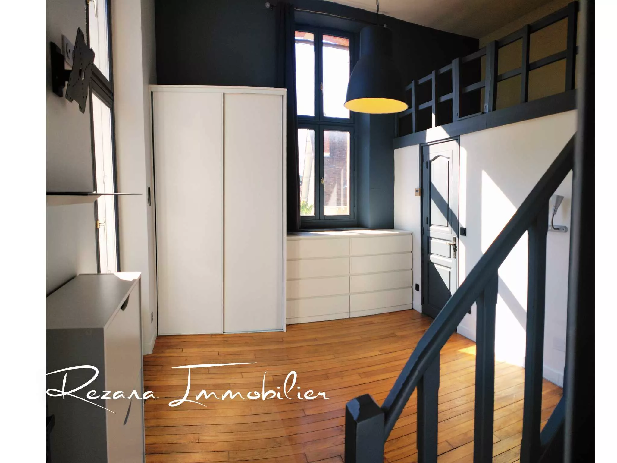 Chambre lumineuse avec rangements