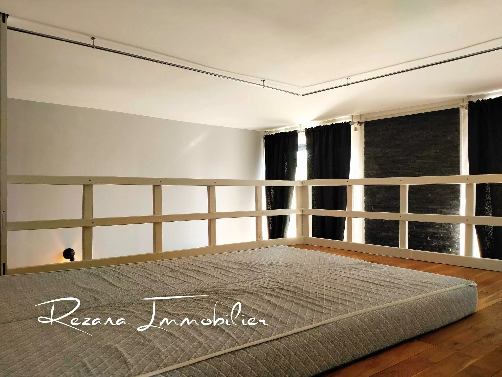 Mezzanine offrant couchage ou rangement