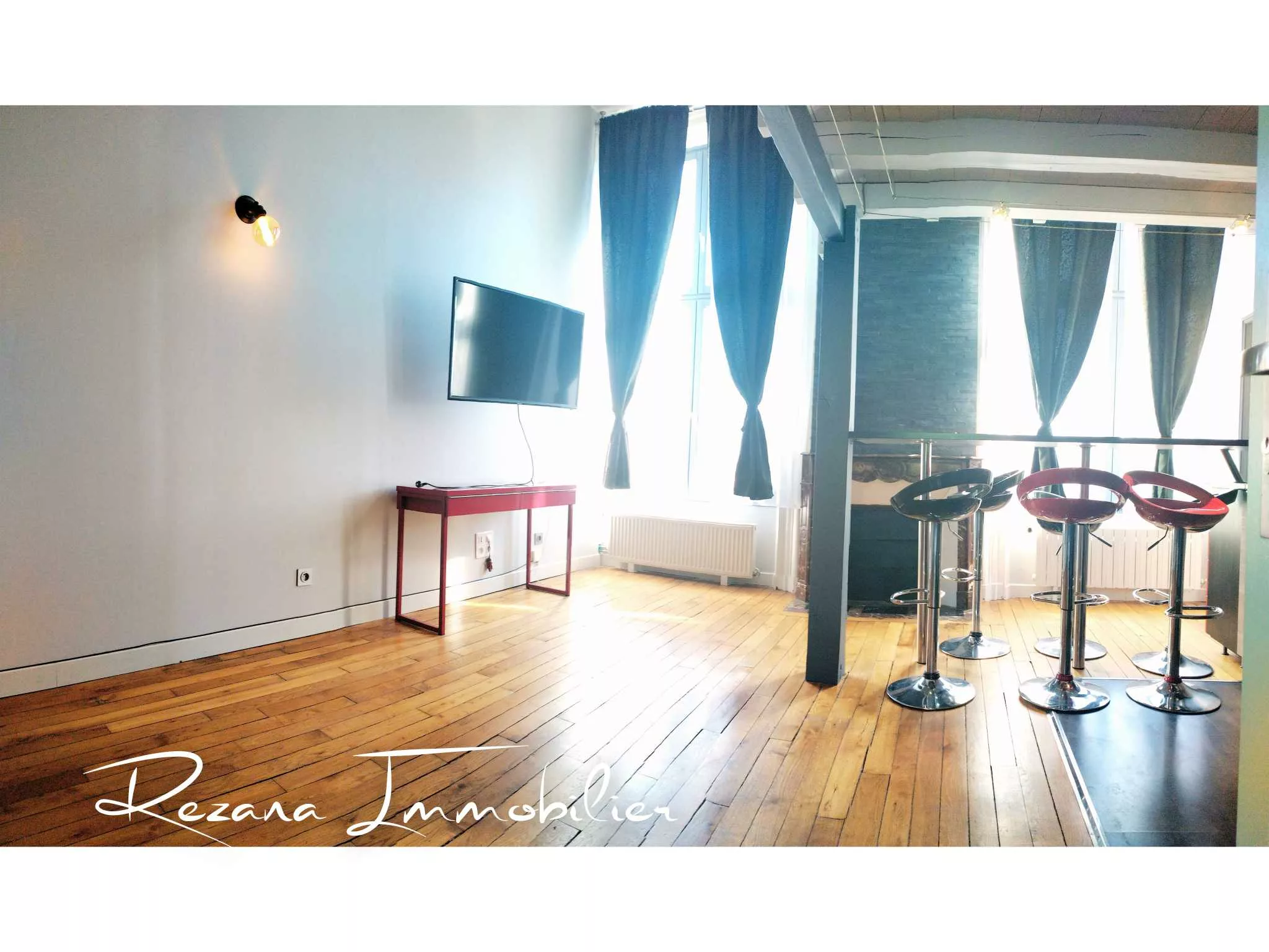 Salon lumineux avec parquet massif et cheminée