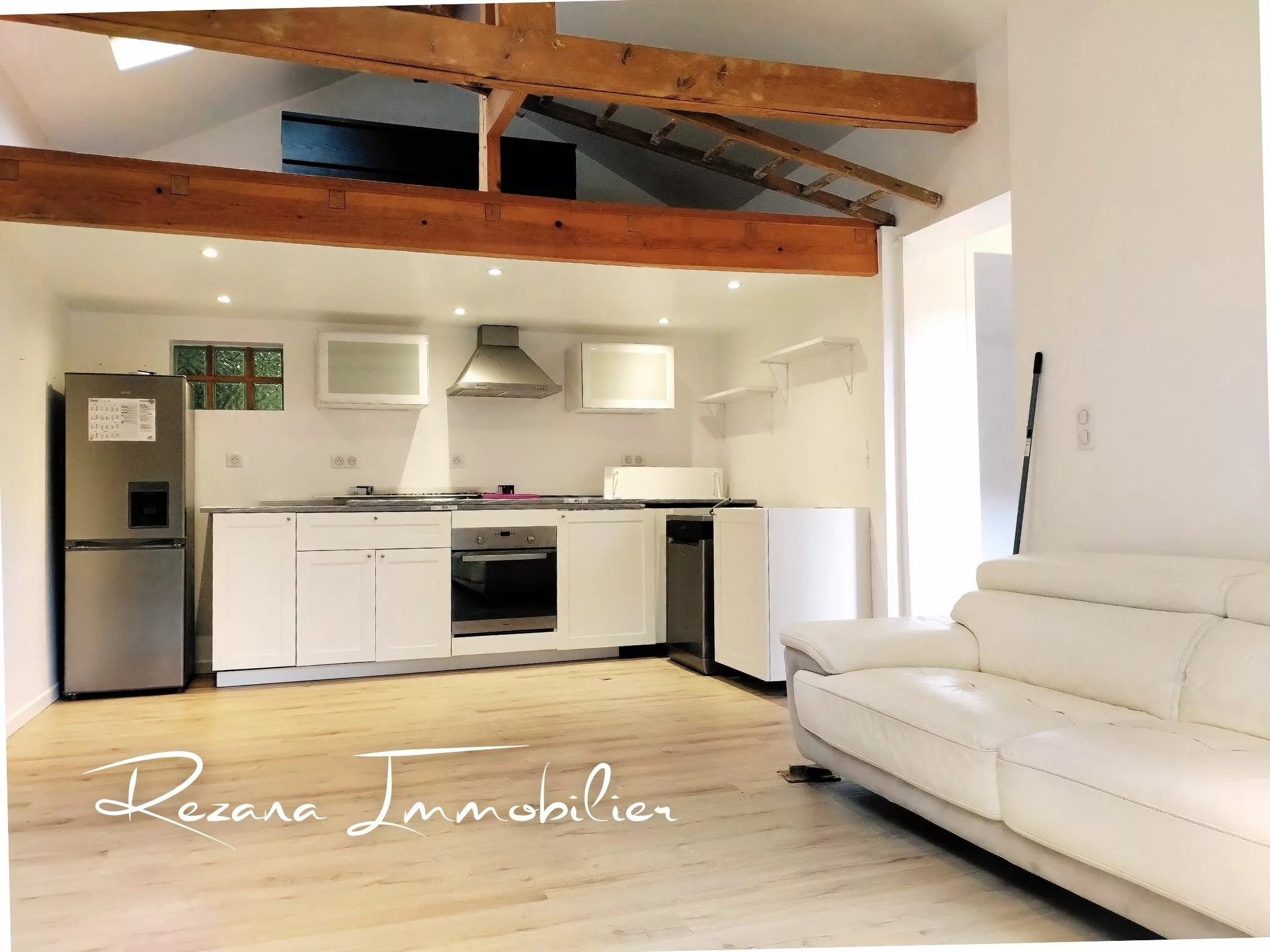 Cuisine ouverte sur la pièce de vie de la maison