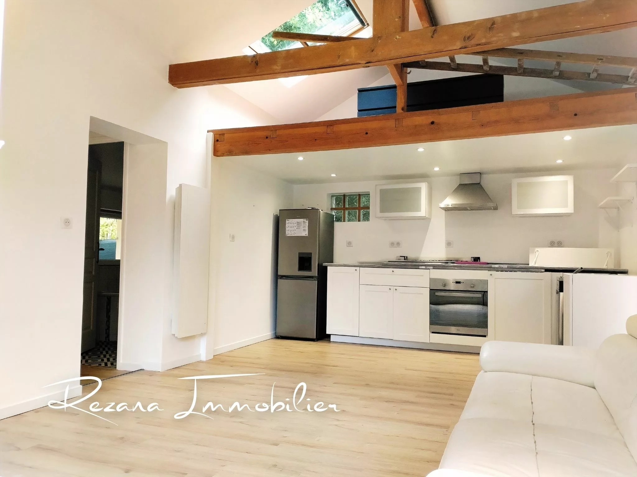 Pièce de vie avec cuisine ouverte et mezzanine
