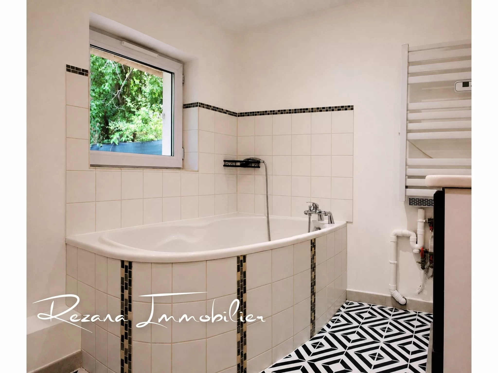 Salle de bains avec fenêtre donnant sur la végétation