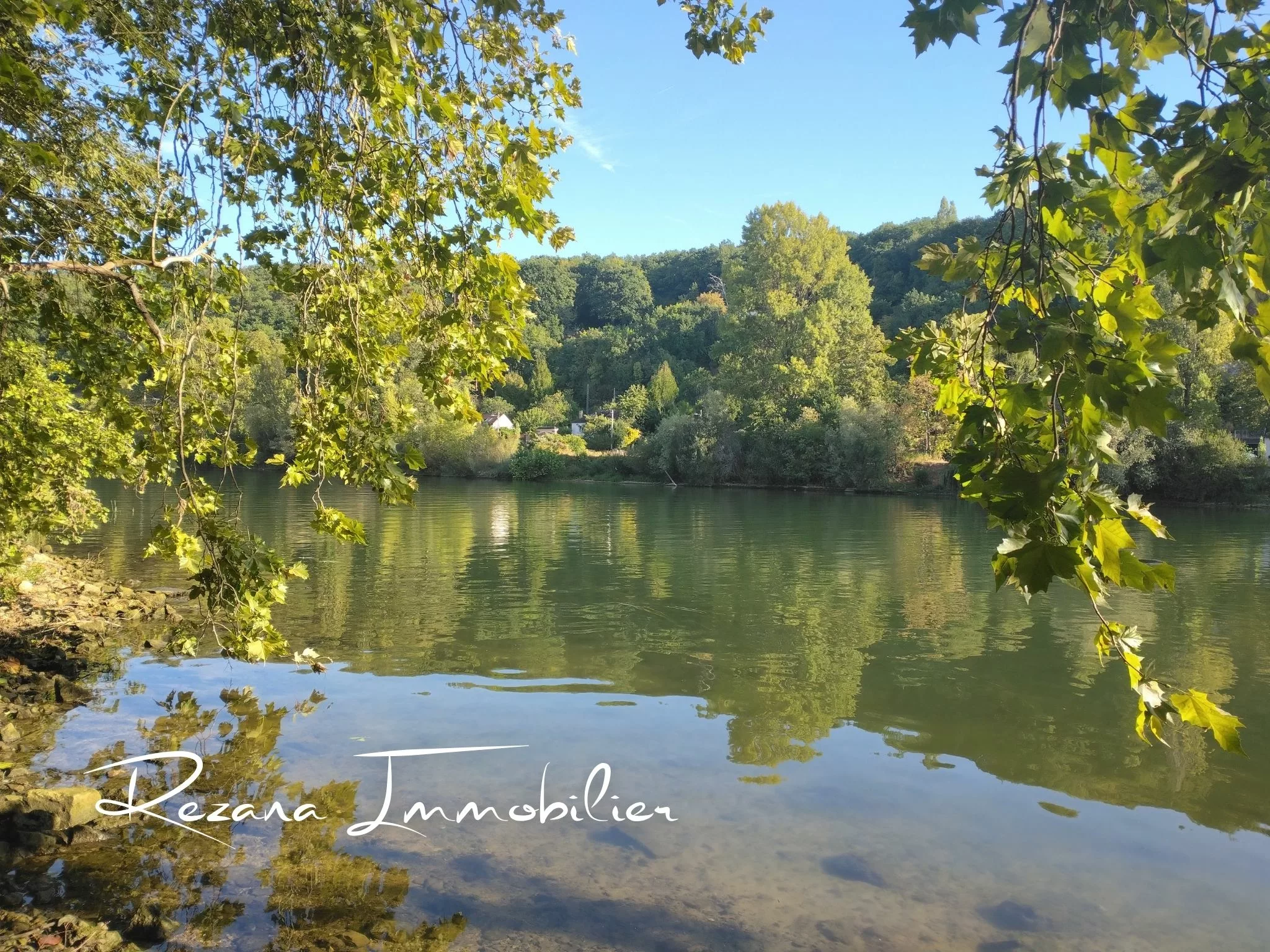 Vue sur la Seine depuis la berge à Thomery