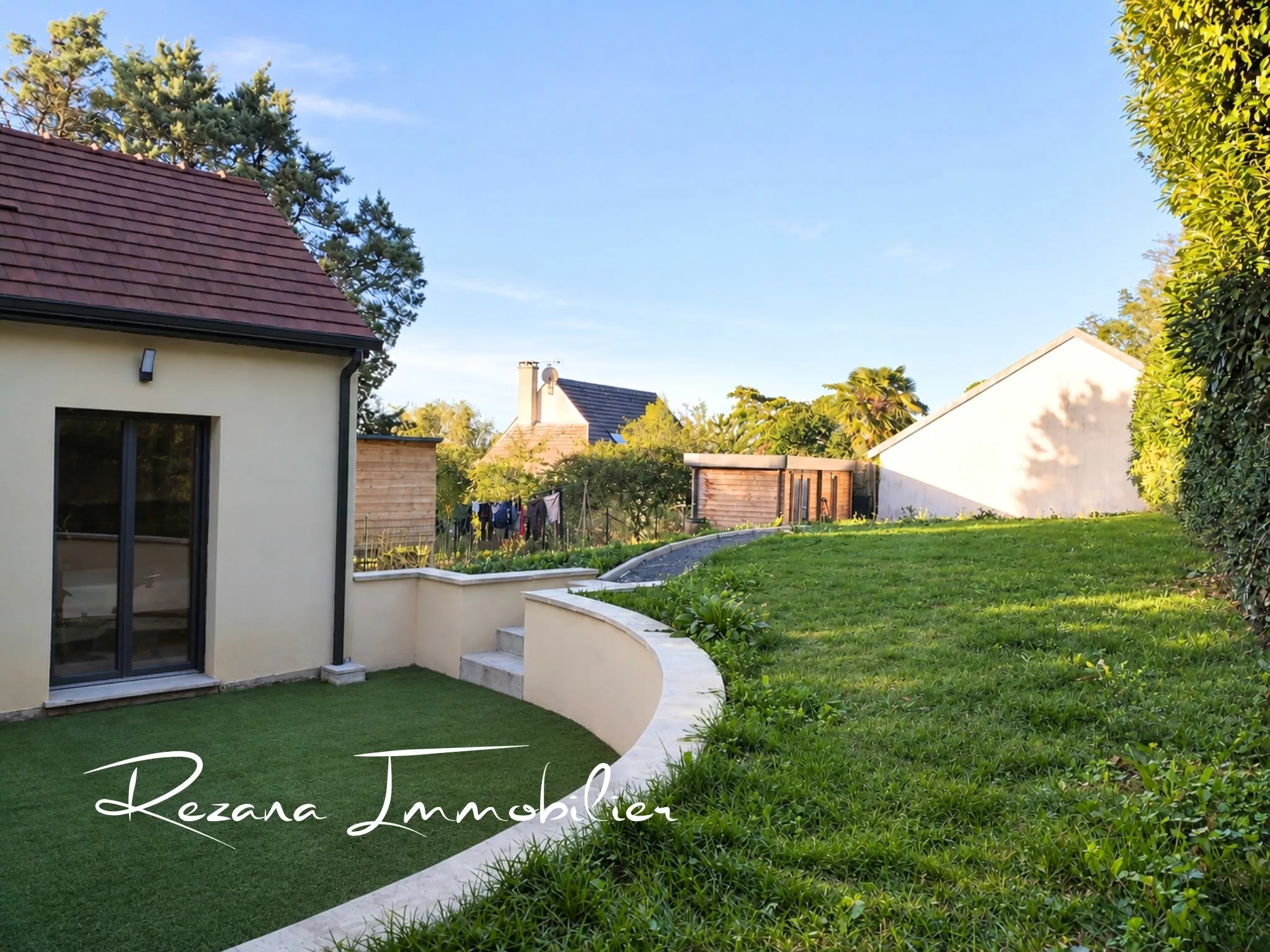 Terrasse et espace extérieur de la maison neuve à Héricy.