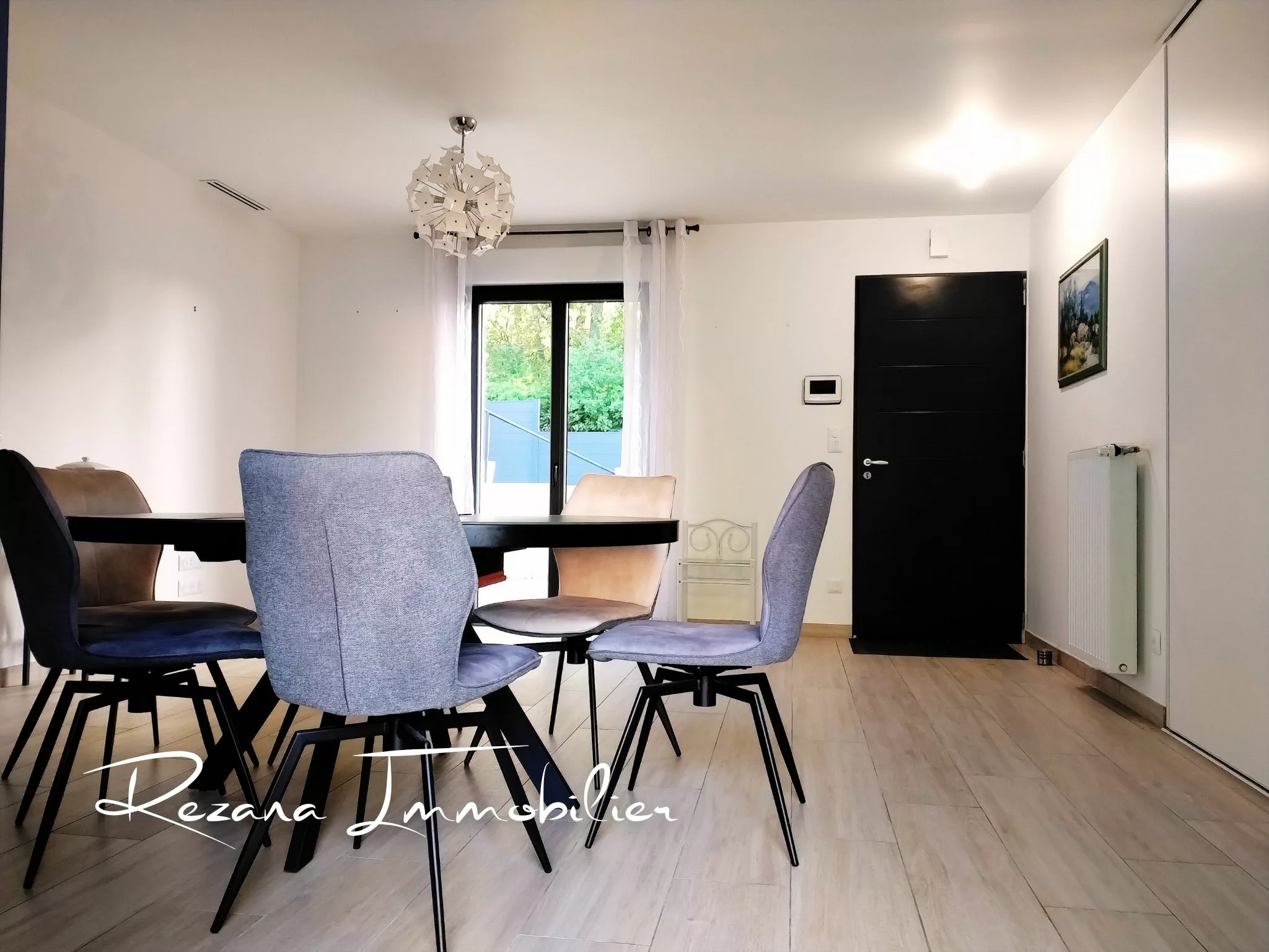 Pièce de vie avec cuisine ouverte et espace repas dans une maison neuve à Héricy.