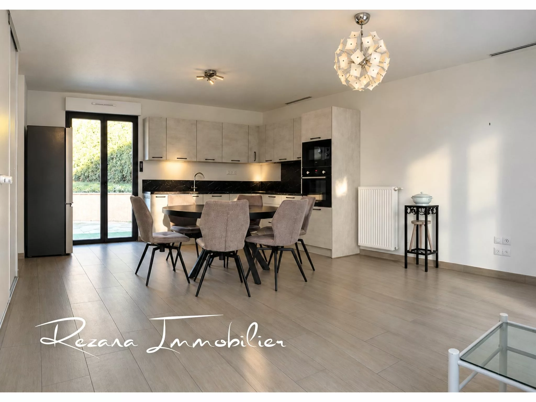Pièce de vie avec cuisine ouverte et espace repas dans une maison neuve à Héricy.