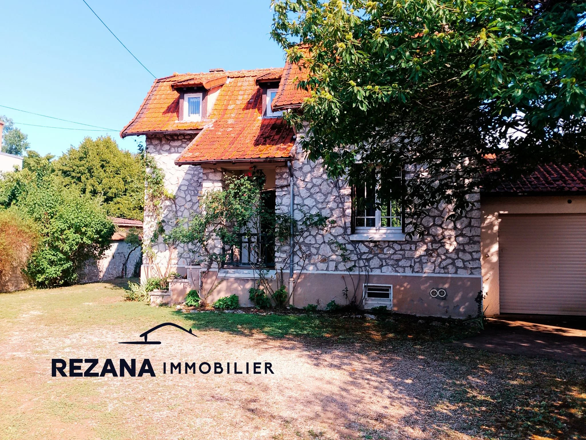 Maison meulière à vendre à Héricy avec jardin, présentée par un conseiller immobilier local