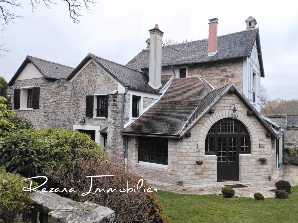 Façade de la maison en pierre à vendre à Chartrettes avec terrain clos de 1 293 m² - Immobilier Chartrettes