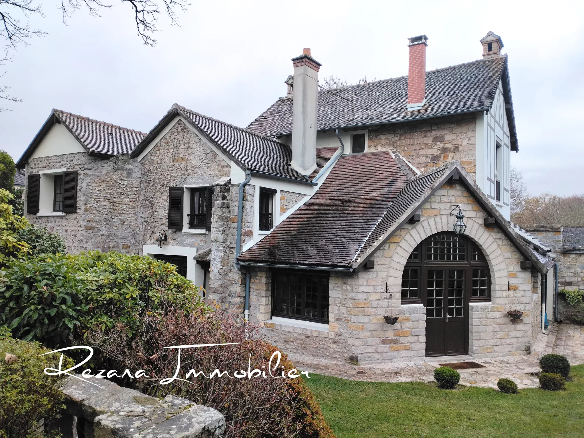 Façade de la maison en pierre à vendre à Chartrettes avec terrain clos de 1 293 m² - Immobilier Chartrettes