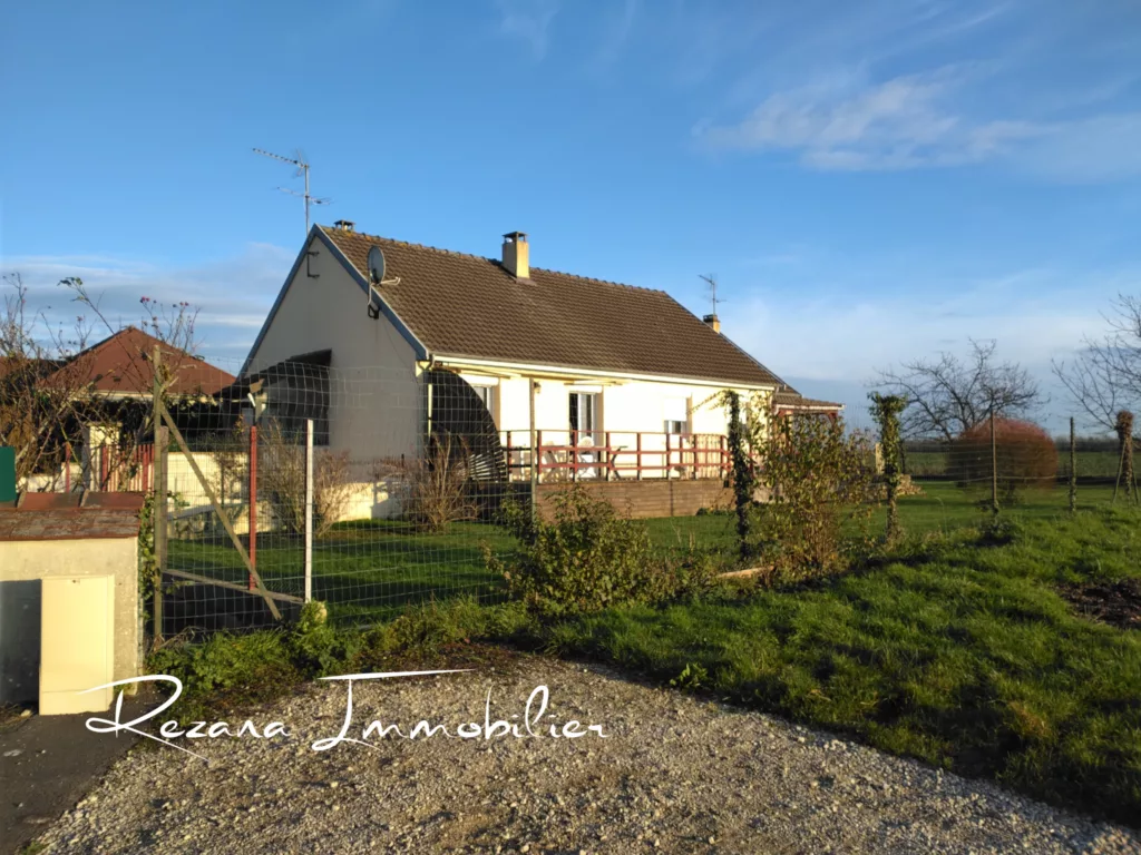 Vue de la façade d’une maison de plain-pied située à Machault, dans un environnement calme et sans vis-à-vis