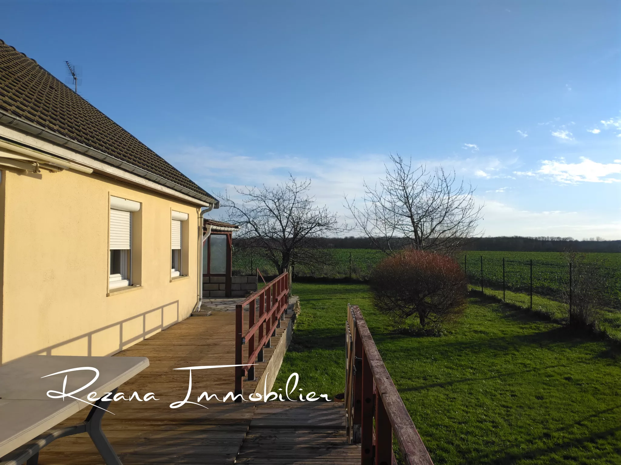 Vue extérieure de la maison à Machault avec terrain clos et exposition Est Ouest
