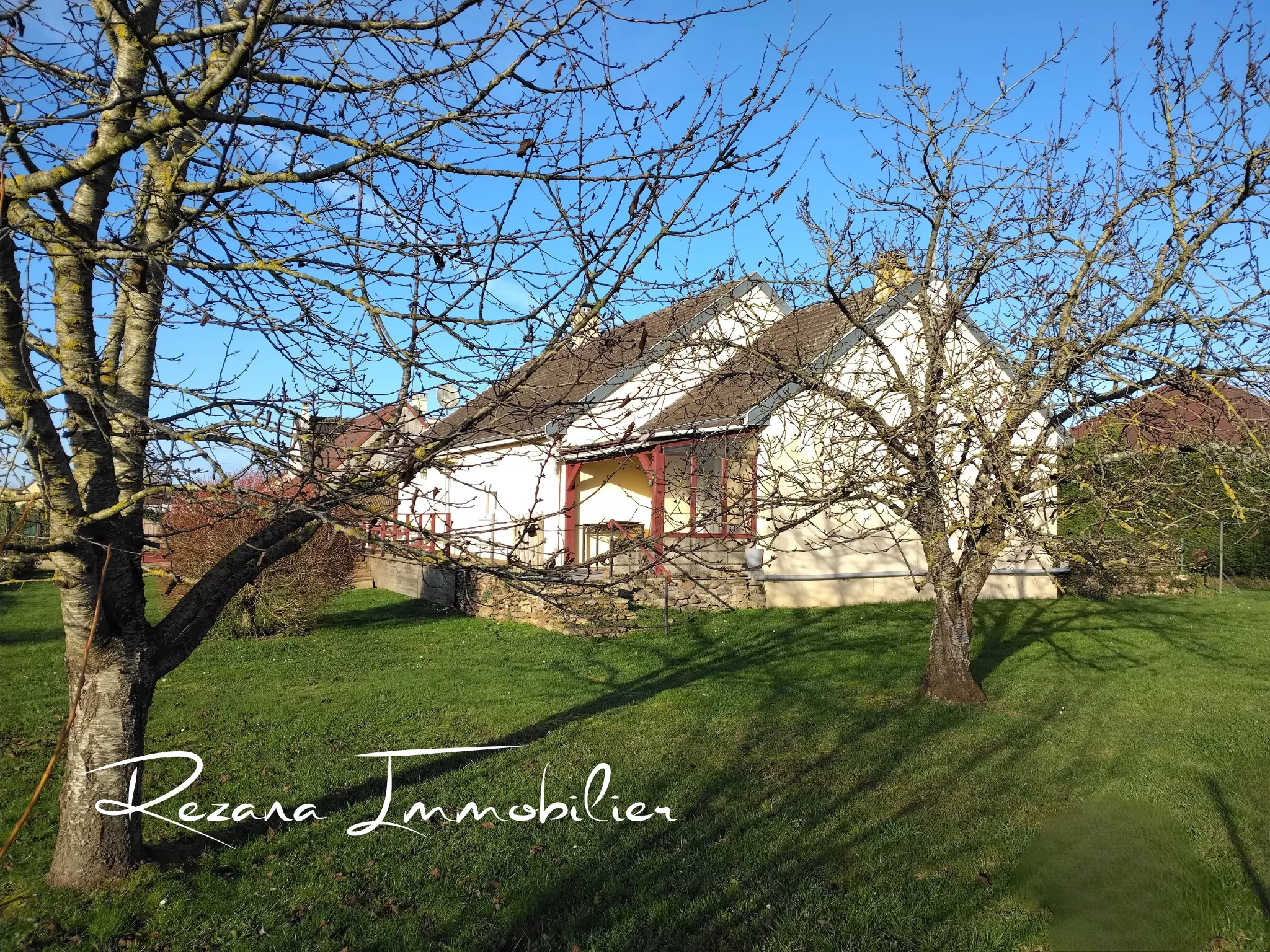 Vue de la façade d’une maison de plain-pied située à Machault, dans un environnement calme et sans vis-à-vis