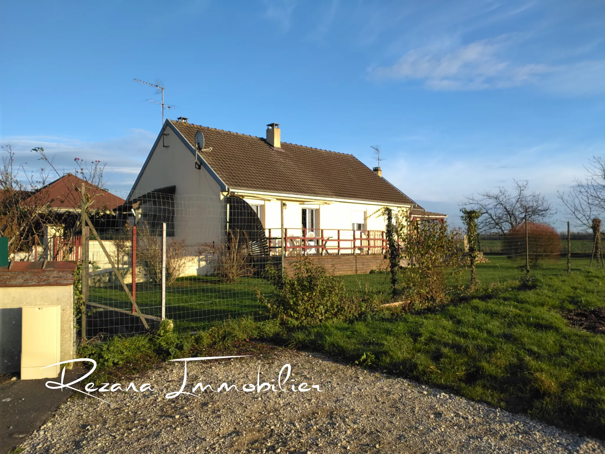Vue de la façade d’une maison de plain-pied située à Machault, dans un environnement calme et sans vis-à-vis