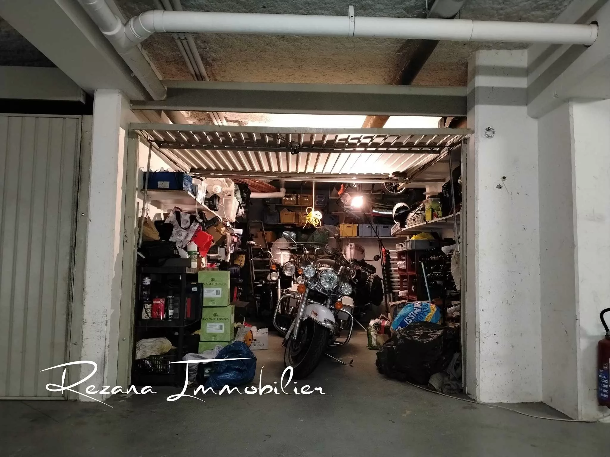 Garage box fermé pour voiture dans résidence à Melun