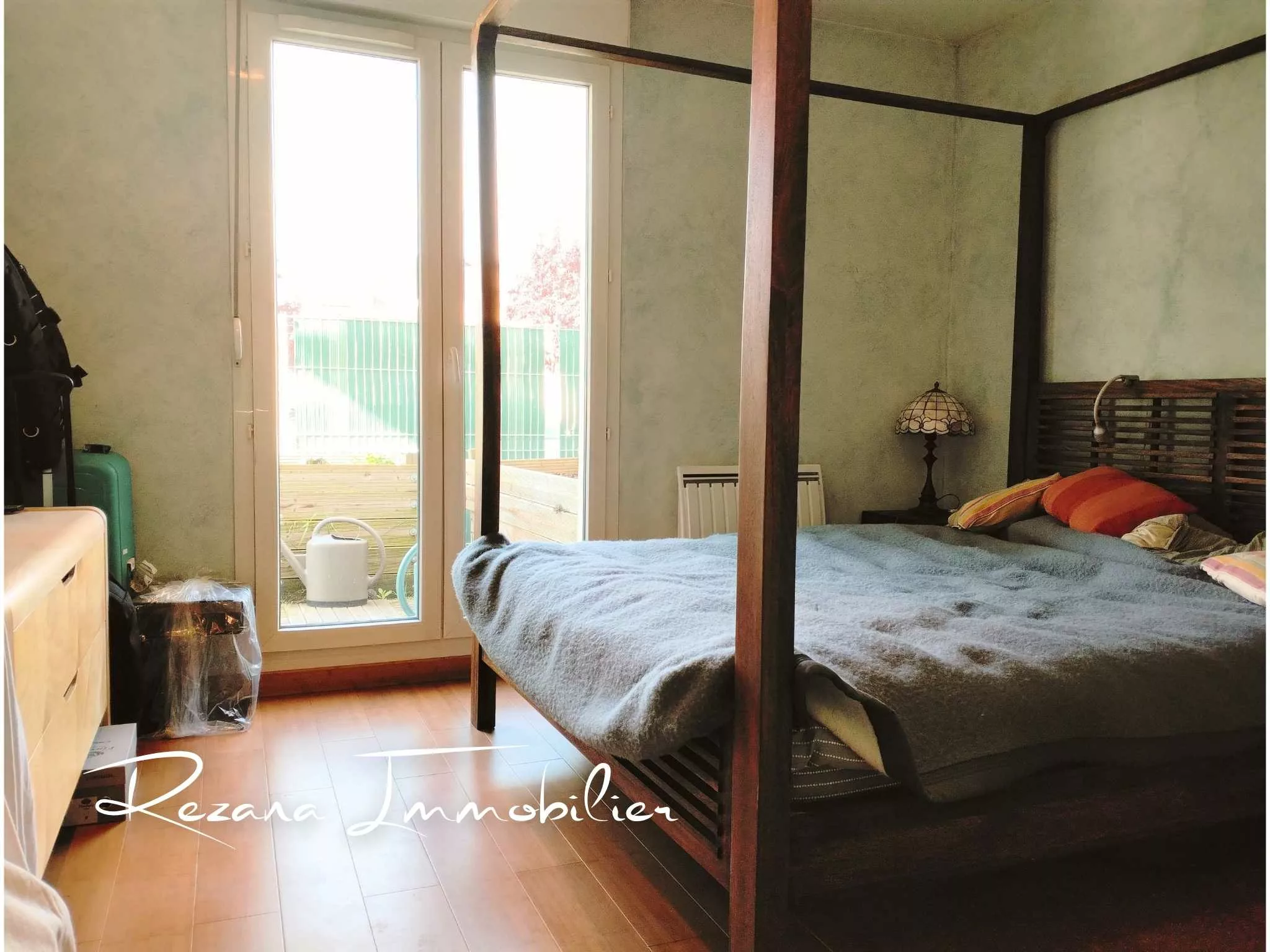 Chambre principale avec salle d’eau dans l’appartement à Melun