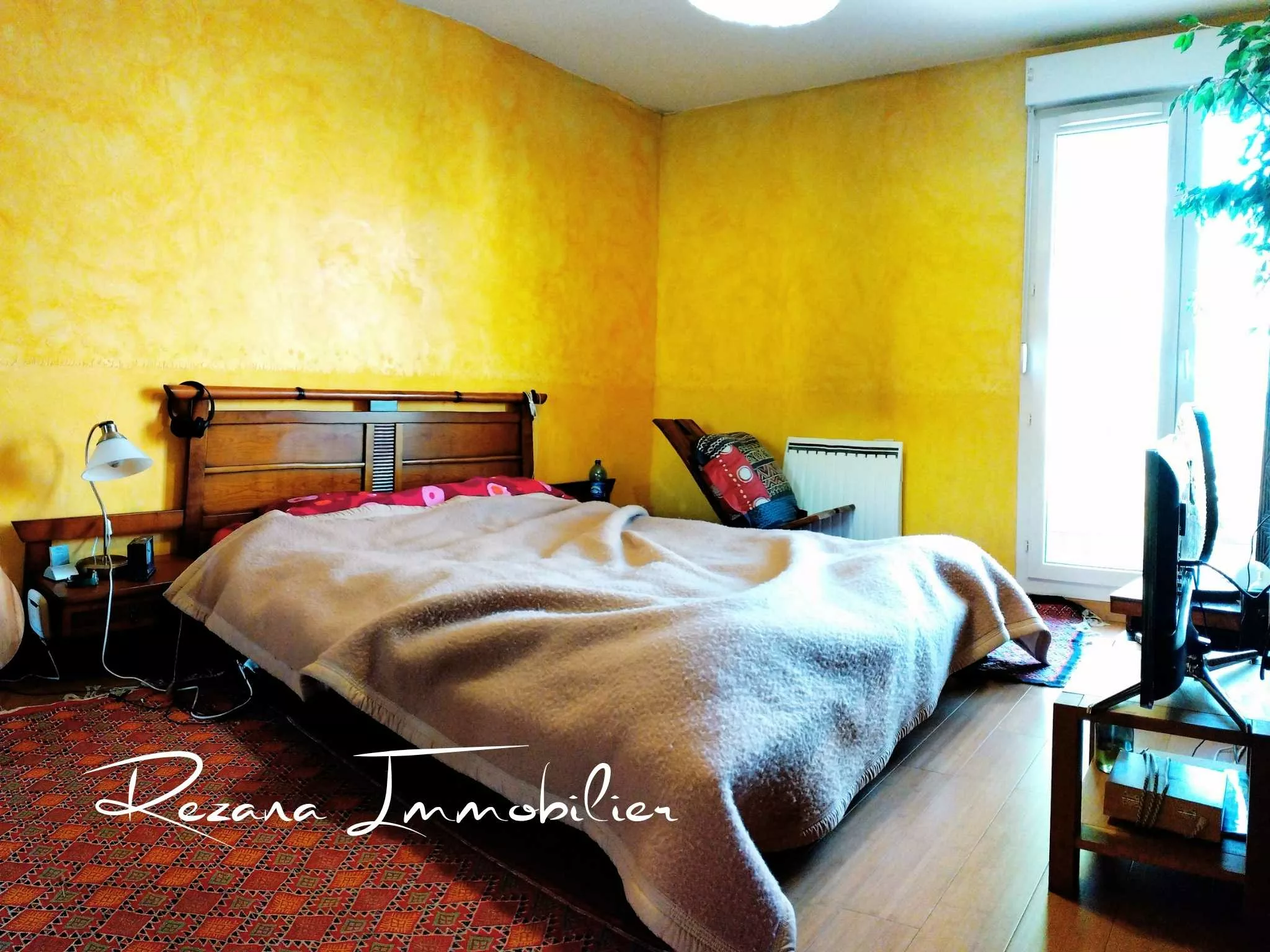 Deuxième chambre de l’appartement avec rangements