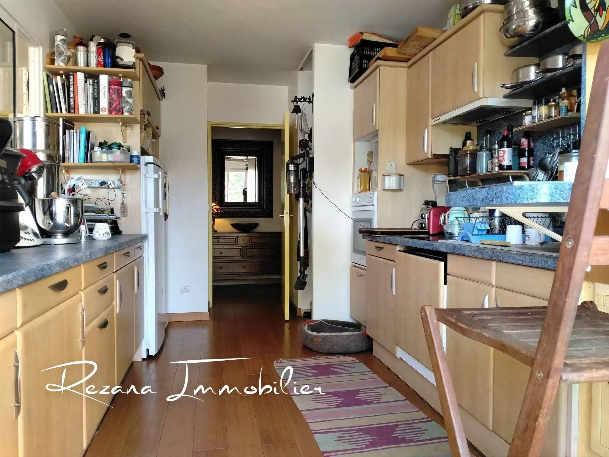 Cuisine indépendante de l’appartement avec accès extérieur