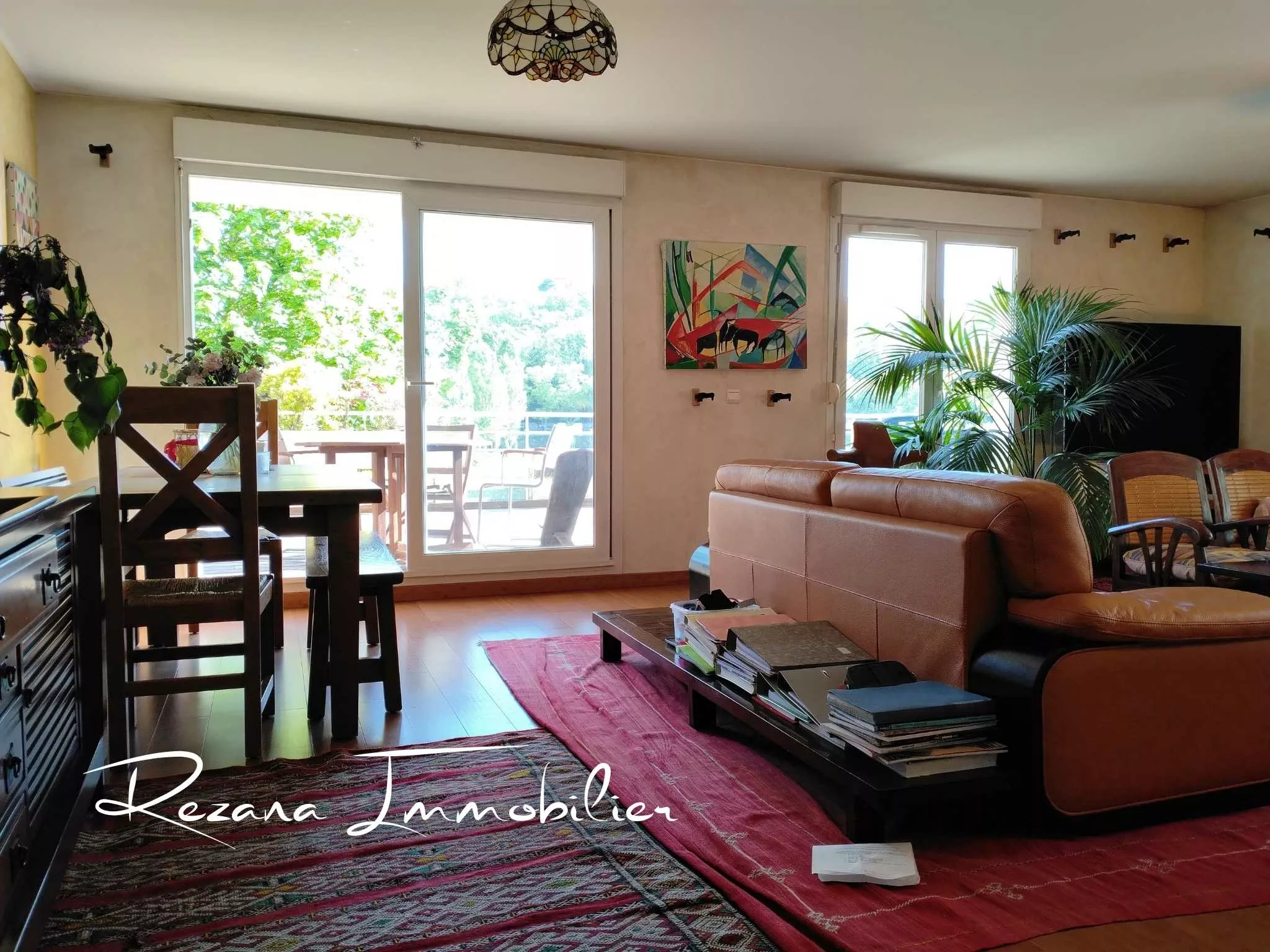 Deuxième vue du salon avec accès direct à la terrasse