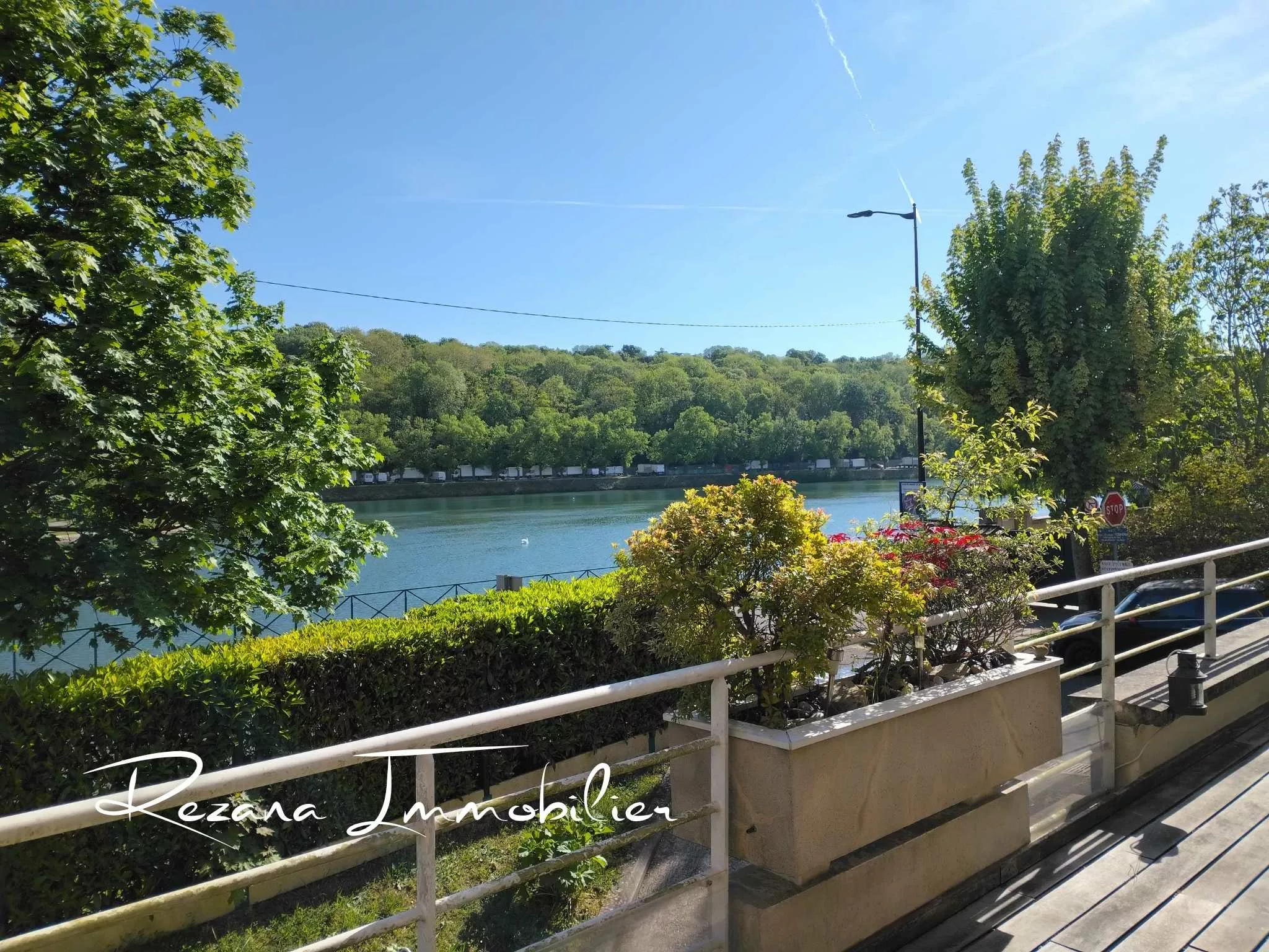 Vue dégagée sur la Seine depuis la terrasse de l’appartement à Melun
