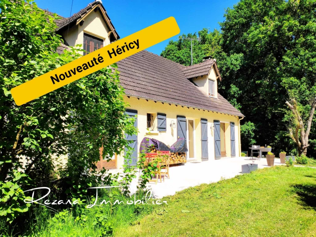 Façade de maison rénovée à vendre à Héricy avec jardin paysager
