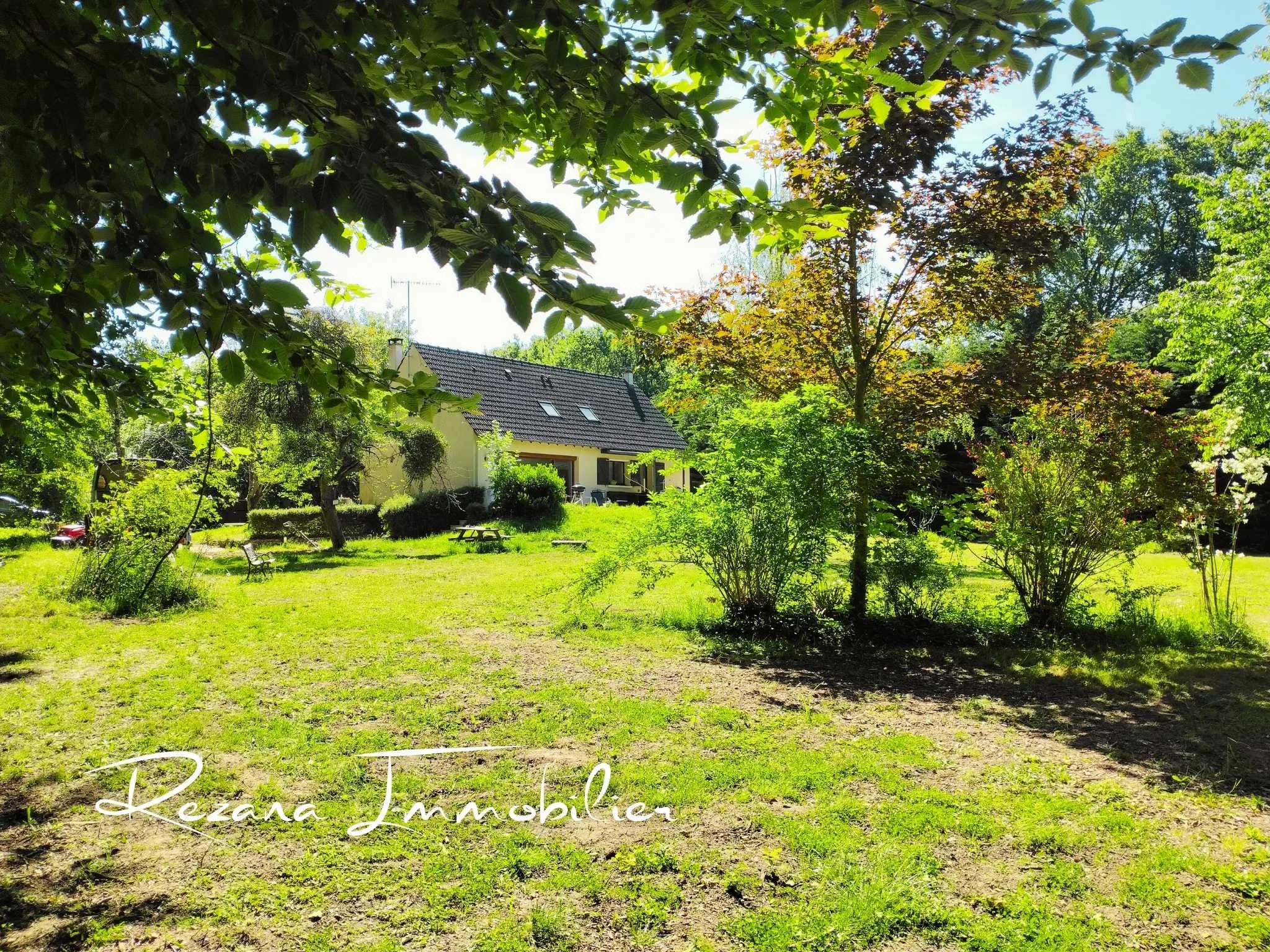 Façade de maison rénovée à vendre à Héricy avec jardin paysager