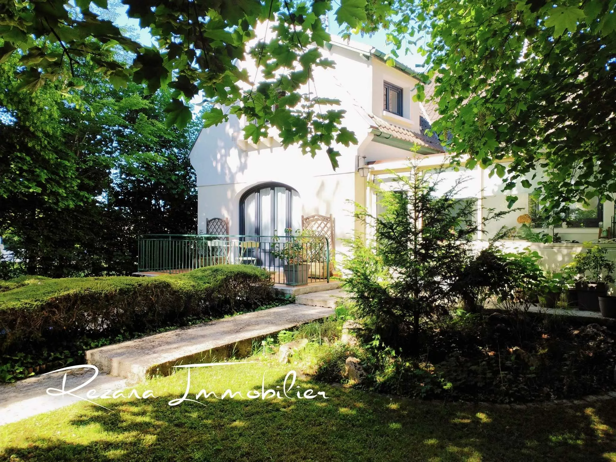 Façade de maison à vendre à Vulaines-sur-Seine proche de la gare dans un environnement calme