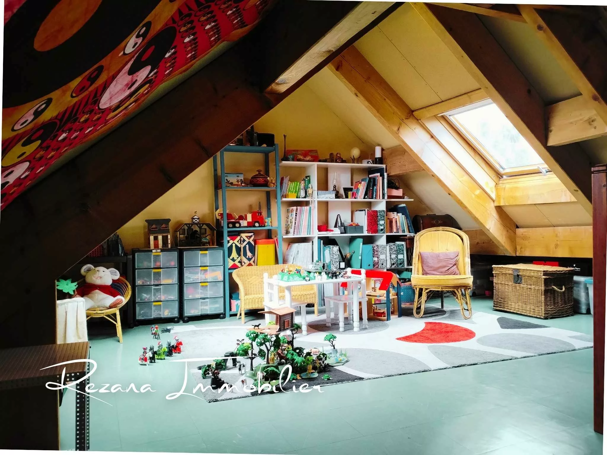 Grande mezzanine pouvant servir de bureau ou salle de jeux à Samoreau
