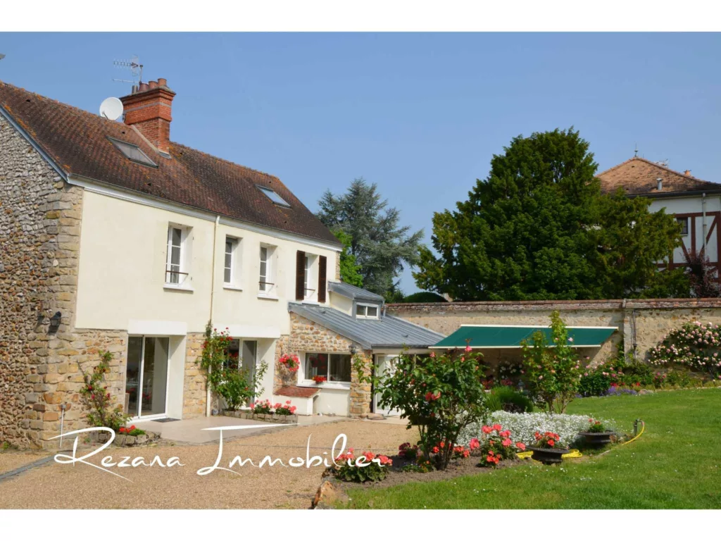 Façade en pierre d'une maison familiale à vendre à Samoreau