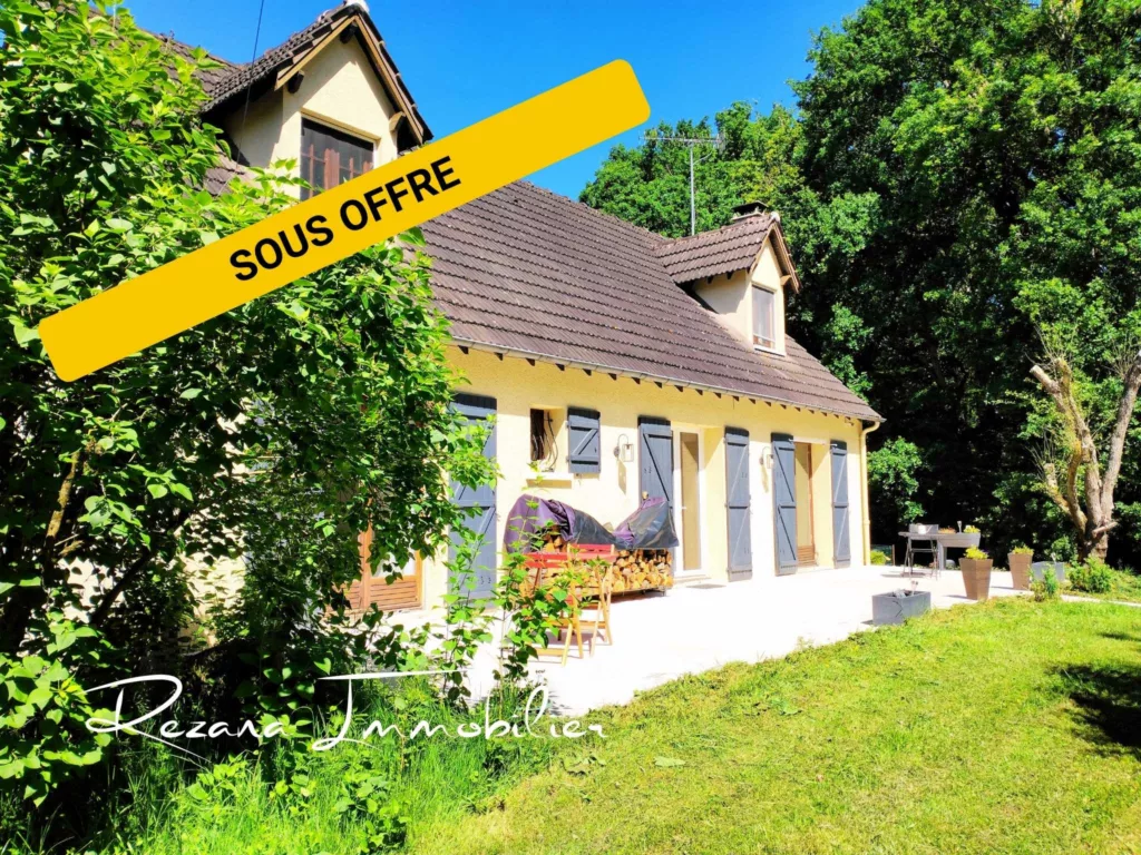 Façade de maison rénovée à vendre à Héricy avec jardin paysager