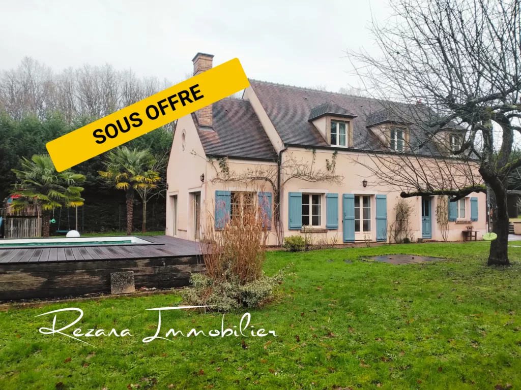 Façade d’une maison familiale à vendre à Héricy avec grand jardin arboré et environnement calme
