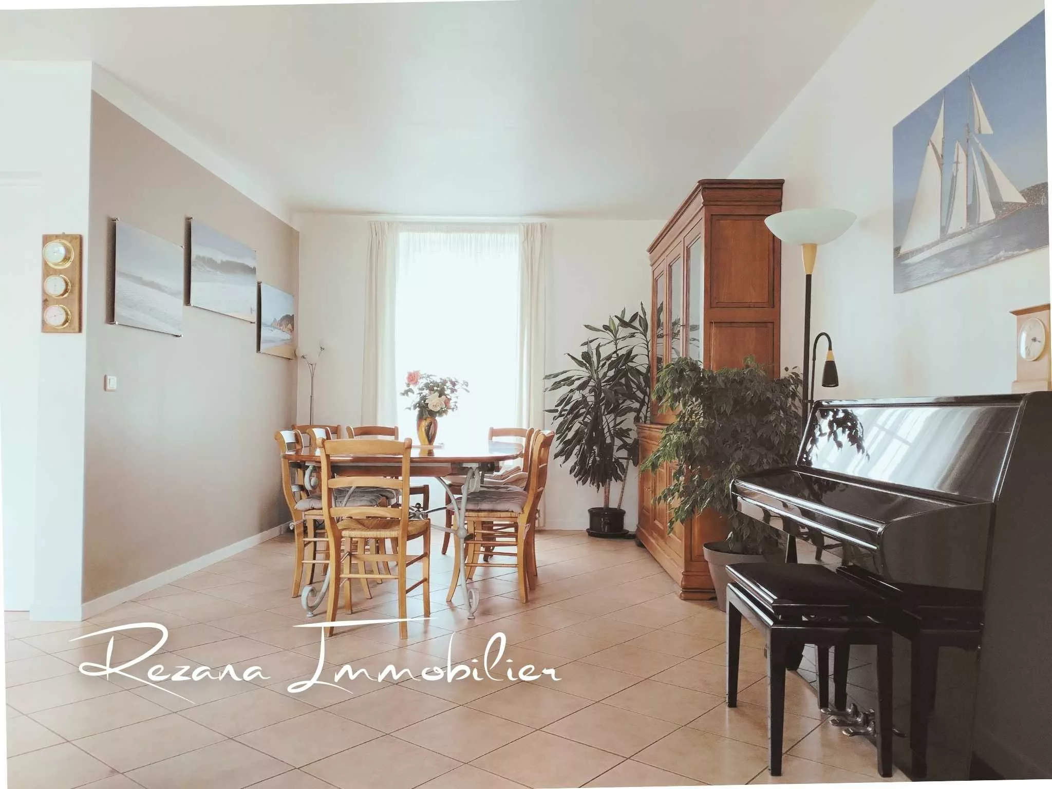 Salle à manger dans une maison familiale à vendre à Samoreau