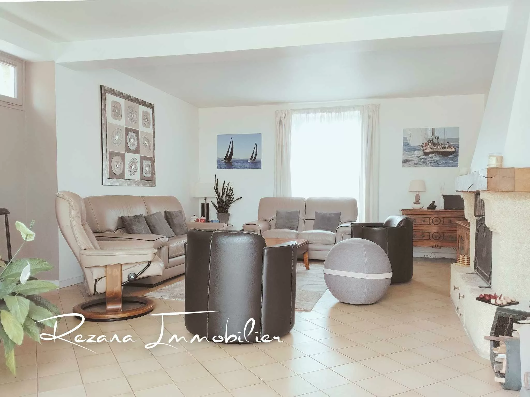 Salon avec cheminée dans une maison familiale à Samoreau