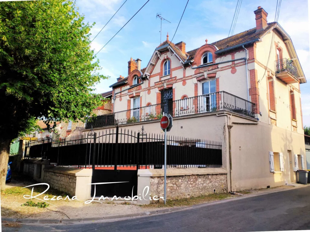 Façade de la maison bourgeoise où se situe l'appartement à HERICY