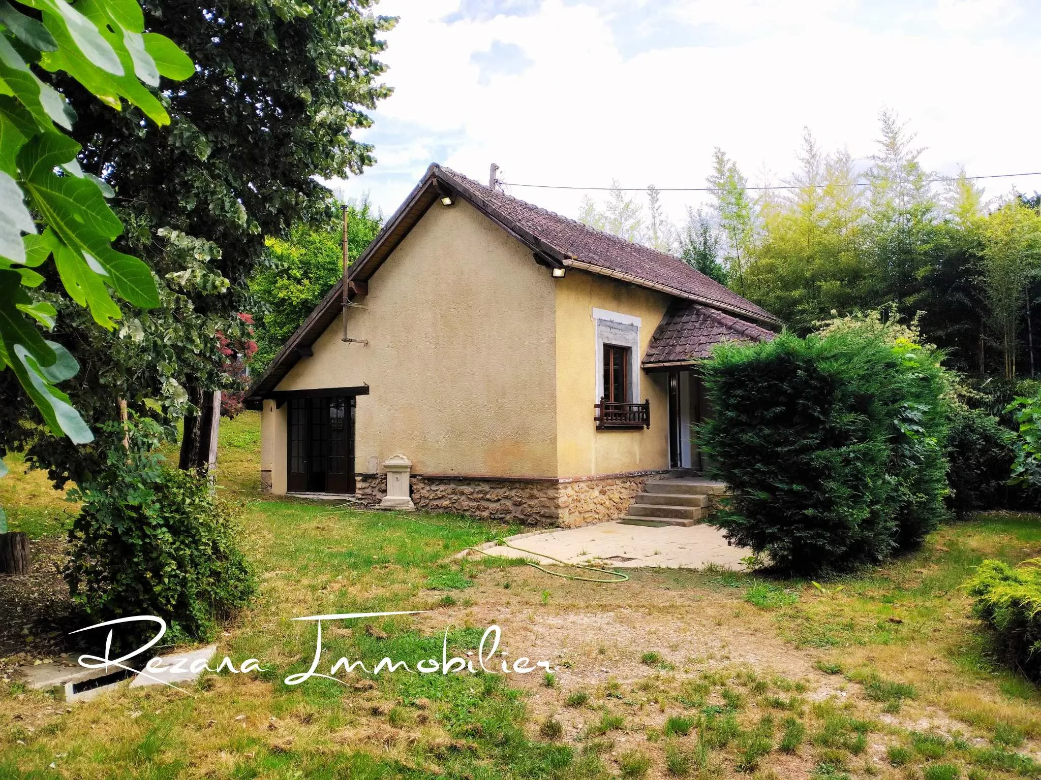 Façade de la maison d'environ 54 m² à rénover à Fontaine-le-Port