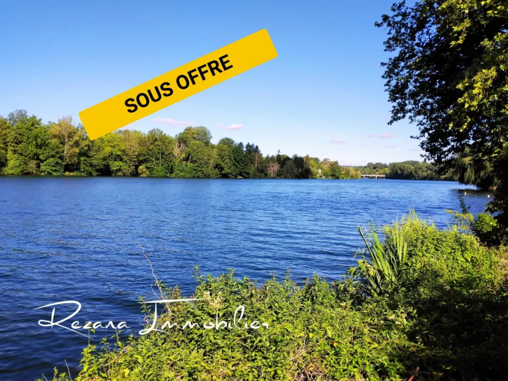 Vue dégagée sur la Seine depuis la berge privative de la propriété
