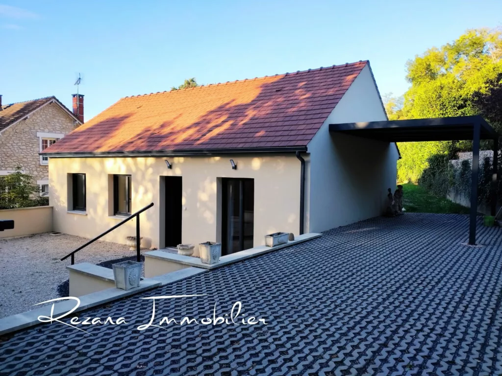 Terrasse et espace extérieur de la maison neuve à Héricy.
